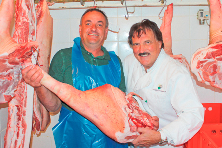 Bestes Fleisch vom Schwäbisch-Hallischen Duroc-Schwein. Erich Pucher ist begeistert.