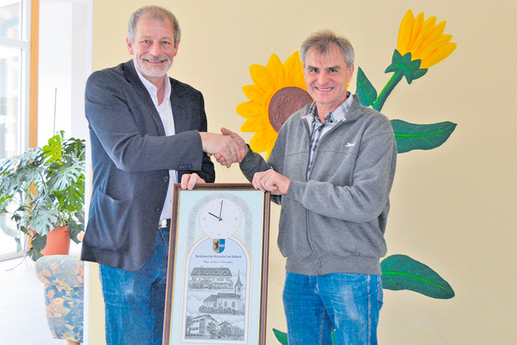 Bürgermeister Johann Schweigler gratuliert Johann Burda zur Erweiterung seines Pflegeheimes „ECO-Haus“. 