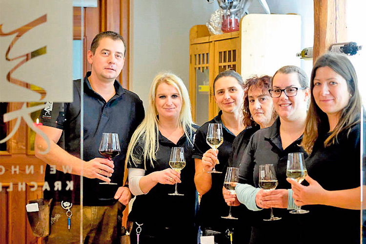 Nicht nur in der Krachler-Familie sondern auch im Weinhof geht es sehr familiär zu. Bei Anlässen steht ein Glaserl mit den Mitarbeitern.