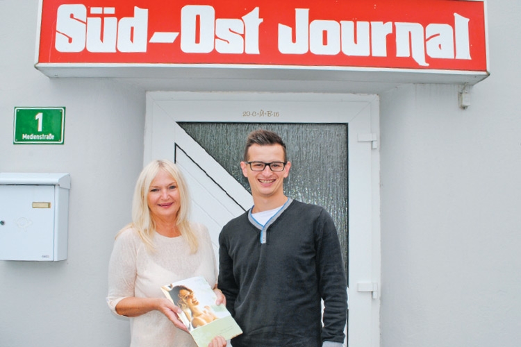 SOJ-GF Ulrike Krois mit dem glücklichen Gewinner Patrick Friedl.
