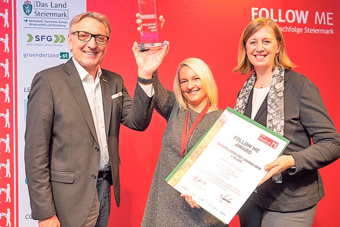 Die strahlende „Follow me Award”-Siegerin Bianka Tengg mit LR MMag. Eibinger-Miedl und WKO Präsident Ing. Herk.