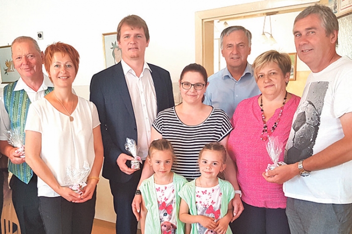 LAbg. B. Hirczy (m.) mit ÖVP-Funktionären bei der Muttertagsfeier.