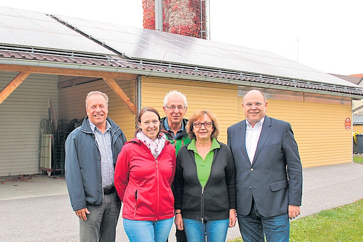 Vor der Photovoltaik-Anlage bei Spörk in Übersbach: DI Werner Erhart, Carina Krenn, Ferdinand &amp; Marianne Spörk und Dr. Ludwig Ems.