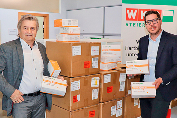 WKO-Regionalstellenobmann Herbert Spitzer und Regionalstellenleiter Florian Ferl mit den eingepackten Gratis-Tests.