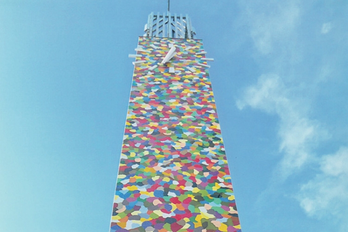 Der Feldbacher Kirchturm ist mittlerweile ein denkmalgeschütztes Kunstobjekt. Über die künstlerischen Netzwerke von Gustav Troger ist der Kirchturm auch mit Kunstobjekten in den USA verbunden.