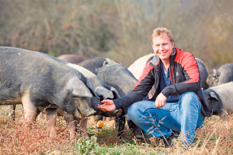 Norbert Hackl vom Biohof Labonca ist Biobauer aus vollster Überzeugung und erhielt bereits zweimal den Österreichischen Tierschutzpreis. Aktuell ist der Biohof Labonca für den ersten EU-Bio-Award nominiert (Kategorie Bester Klein- und Mittelbetrieb) und     EU-weit unter den besten drei. Der Sieger wird Ende September bekannt gegeben.
