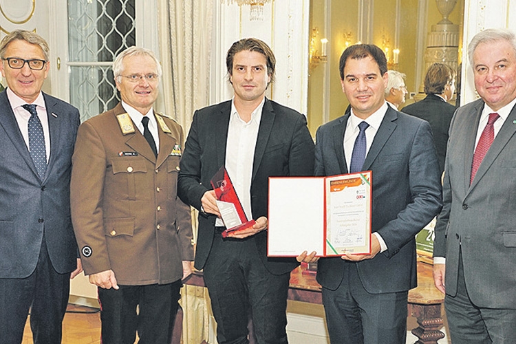 Der ausgezeichnete „Feuerwehrfreundliche Arbeitgeber“, Firma Josef Prödl, bei der Verleihung.