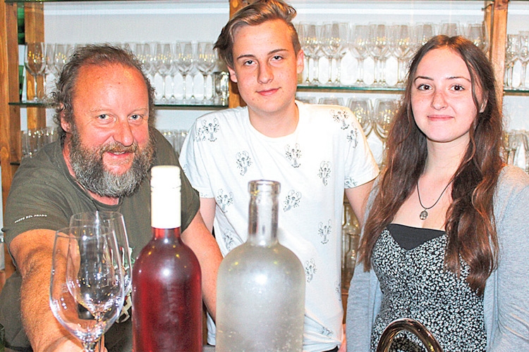 Schauspiel-Winzer Martin Weinek mit Sohn Laurids und Freundin Miriam.