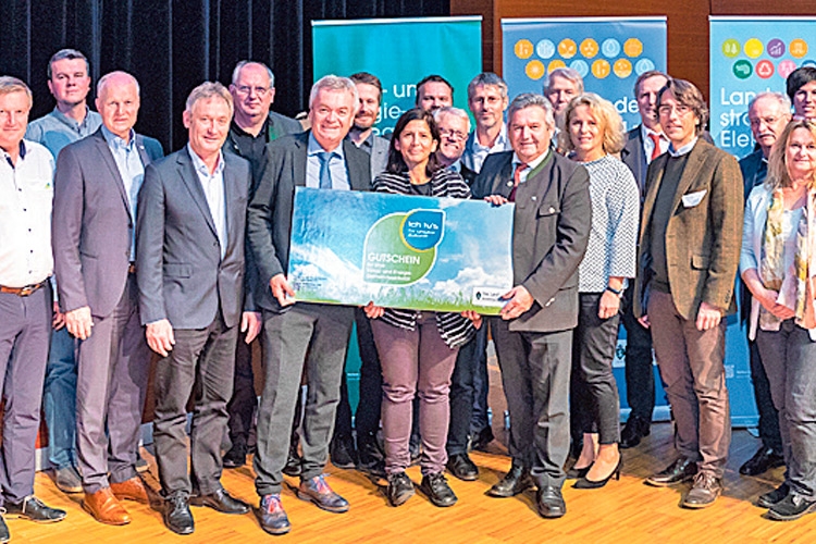 Umweltlandesrat Anton Lang mit BürgermeisterInnen und Experten bei der Präsentation in Lannach. 