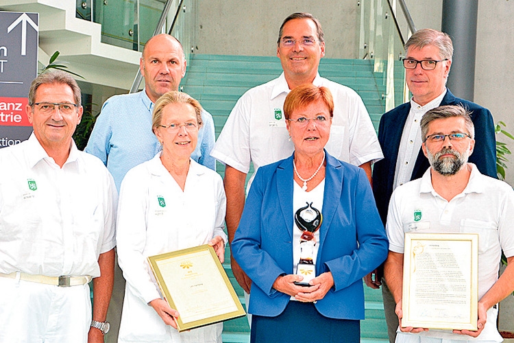 Die Verantwortlichen des LKH Hartberg und DGKP Judith Jaindl (2.v.r.) mit IRIS-Award.