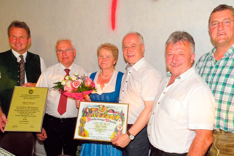 LR Hans Seitinger (3.v.r.) und die Spitzen des Steirischen Bauernbundes überreichen das „Silberne Ehrenzeichen” an ÖR Hans Reisinger (2.v.l.). 