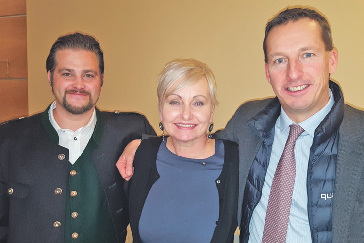 Die neue ÖVP-GF in Weiz - Johanna Steinbauer mit ihrem Vorgänger David Tuttner und Bezirksparteiobmann Andreas Kinsky (rechts).