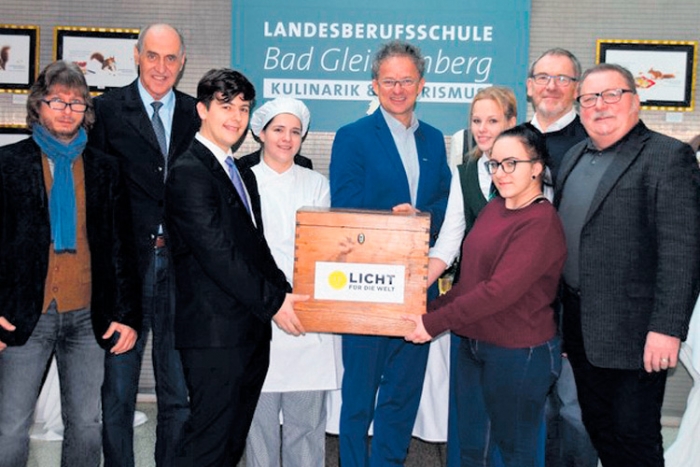 Dr. Gerhard Kienzl (m.) gratulierte den engagierten LBS-Lehrlingen. 