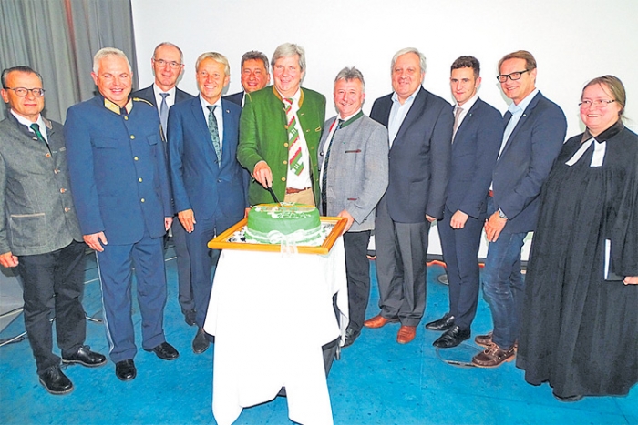 BH Mag. Max Wiesenhofer (m.) mit seinen Ehrengästen beim Anschneiden der Geburtstagstorte. 