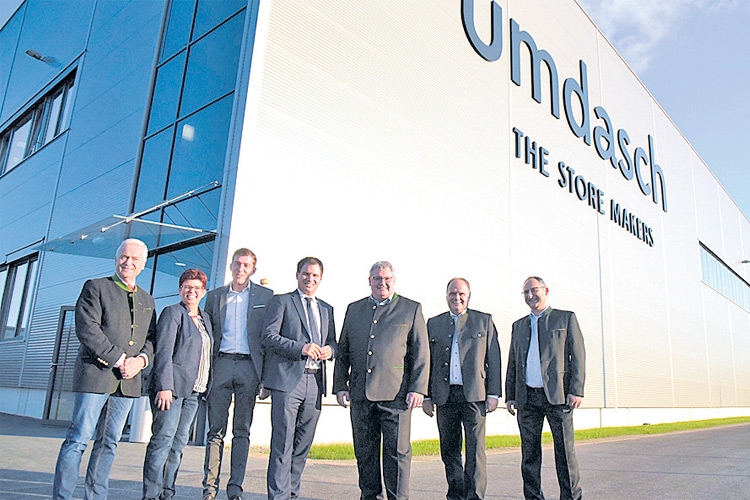 LH-Stv. Mag. Michael Schickhofer beim Betriebsbesuch bei der Firma Umdasch im neu eröffneten Logistikzentrum Leibnitz.