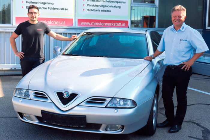 Erfolgreiche „Kalcher-Kur“ für den Alfa Romeo 166 Super. Das Foto zeigt das edle Fahrzeug mit KFZ-Meister Florian Stössl und Bernhard Kalcher. 