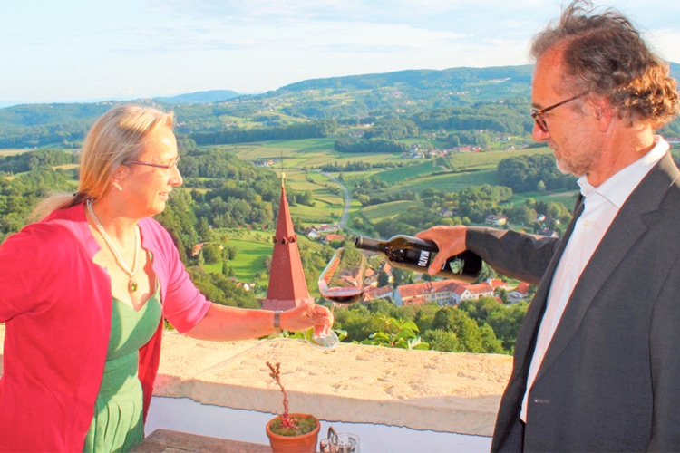 Margot &amp; Georg Winkler-Hermaden mit einem Glas Olivin auf der schönen Schloss-Terrasse.