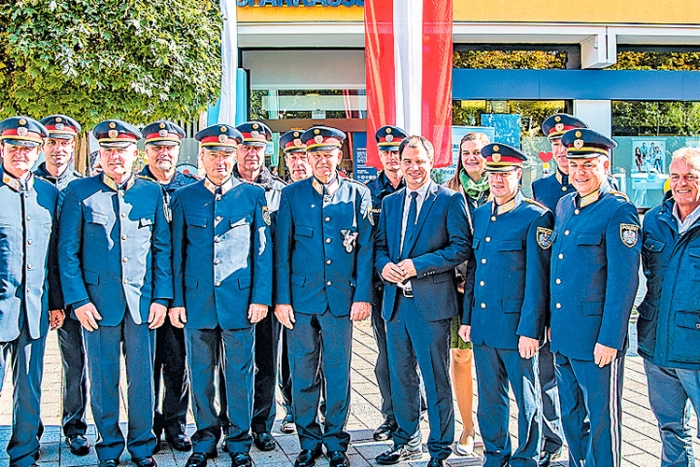 Festtag in Passail: Die neue Polizeiinspektion wurde eröffnet. Als Ehrengast begrüßte Bgm. Karrer (r.) LH-Vize Mag. Schickhofer (m.).