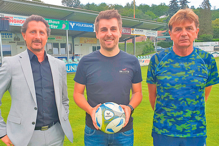 Hotwagner (Mitte) mit Obmann Kristaloczi und Sportchef Simon.