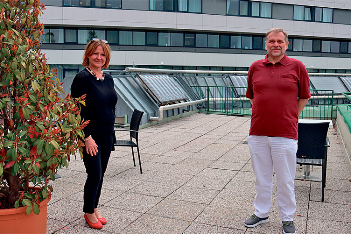 Das Foto zeigt Klinikum-Direktorin Maria Fradler und Primarius Dr. Karl Horvath  vor dem Klinikum Bad Gleichenberg.