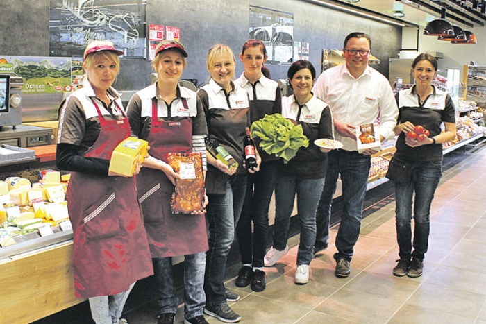 Der neu ausgebaute Spar-Markt in Bad Waltersdorf ist Spitze. Das Foto zeigt Johann &amp; Silvia Rauch mit   einigen Mitarbeiterinnen vor der riesigen Theke.