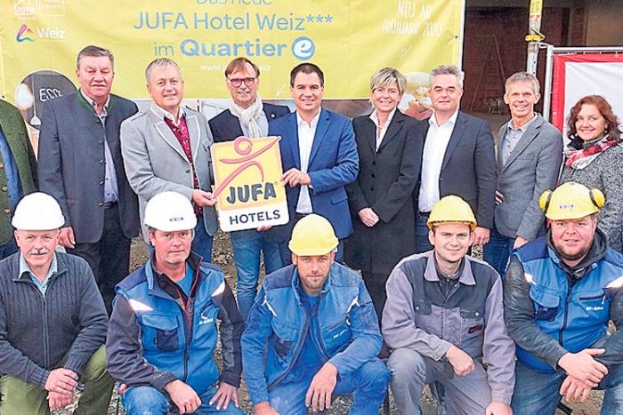 JUFA-Chef Gerhard Wendl mit Bgm. Erwin Eggenreich und LH-Vize Mag. Michael Schickhofer sowie Mitgliedern des Weizer Stadtrates. 