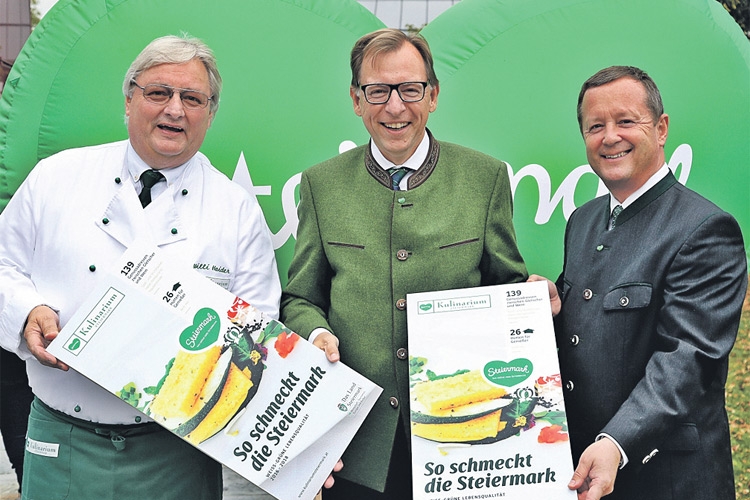 Landesrat Dr. Christian Buchmann, Steiermark Tourismus-Geschäftsführer Erich Neuhold und Chefkoch Willi Haider gratulieren zu 167 mal Genuss zwischen Gletscher und Wein.