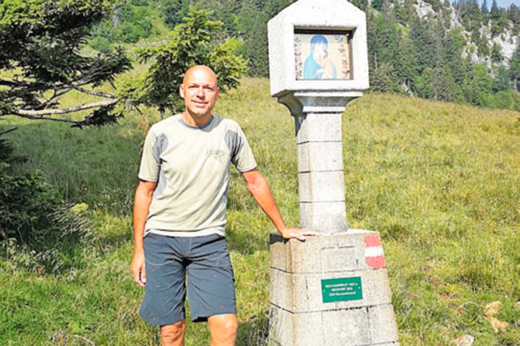 Pilger Wolfgang Wieser bei der Fuß-Rast am Marien-Wegkreuz. 