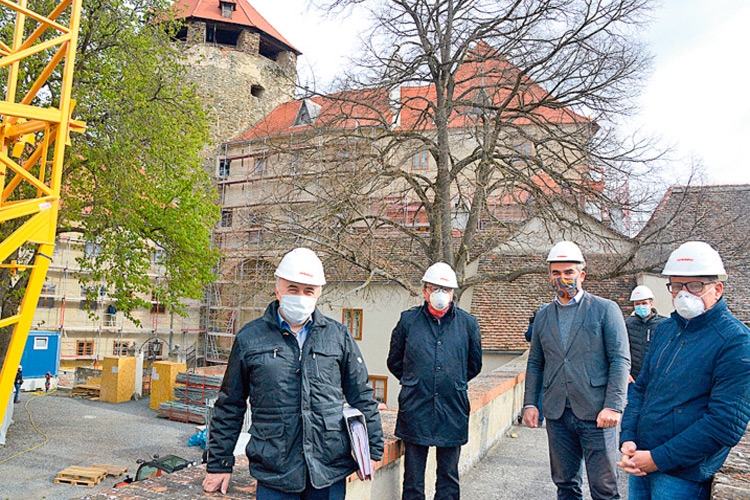 LR Mag. Heinrich Dorner (Mitte) mit Mitarbeitern der Belig auf der Baustelle. 