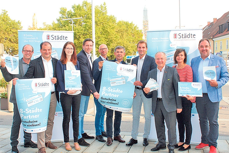 Die Vertreter der acht oststeirischen Städte beim Treffen in der Stadt Feldbach zum Start des digitalen „8-Städte-Gutscheines“.
