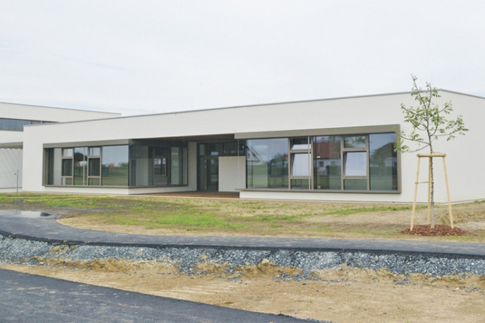 Der neu gestaltete Kindergarten liegt am südlichen Teil des Objekts mit toller Außenanlage.