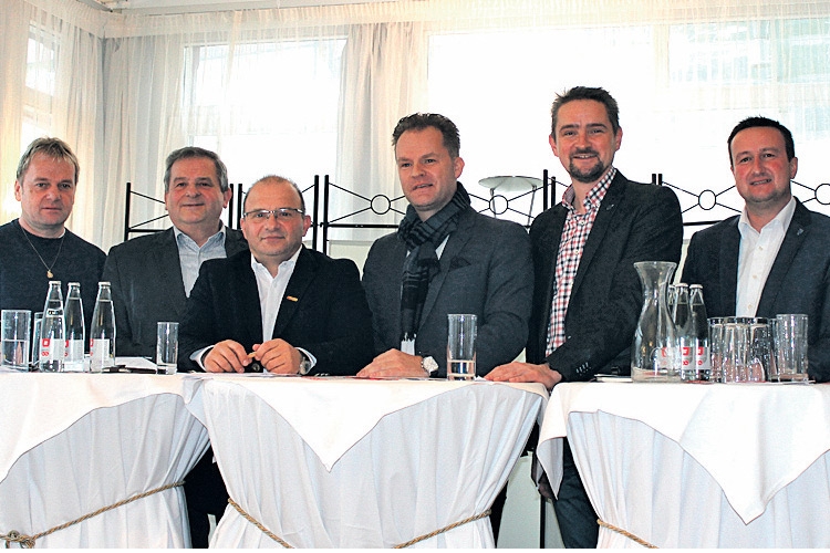 Überparteiliche Pressekonferenz mit den Abgeordneten von FPÖ, ÖVP und SPÖ sowie Bürgermeister Heinrich Schmidlechner und den Betriebsräten Paul Fischer und Josef Ruckenstuhl.