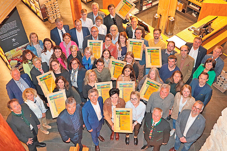 Die Initiatoren des Vulkanland-Innovationspreises und die stolzen Preisträger in der Kategorie Lebenskraft in der Manufaktur Gölles.