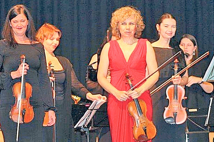 Das einzigartige Damenorchester mit Stehgeigerin Elena Rozanova.
