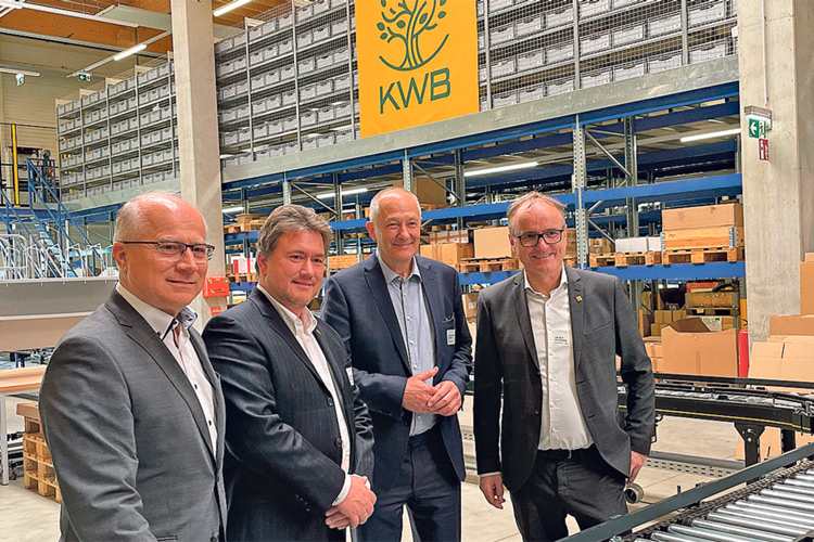 Der KWB-Vorstand in den neuen Produktionshallen mit Holzdach ­– auch beim Bau der Hallen wurde auf Nachhaltigkeit geachtet.
