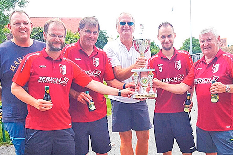Das Siegerteam des SV Pircha mit Bgm. Peter Moser (3.v.r.).