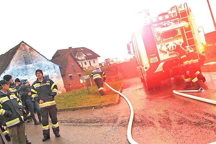 Die FF-Kameraden Fladnitz bei der Branddienstleistungsprüfung. 