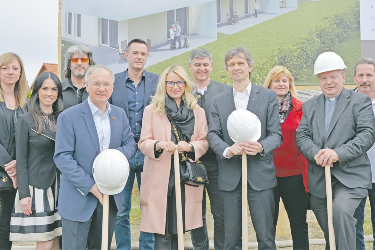 Ehrengäste beim Spatenstich für das neue Wohnprojekt in Mühldorf.