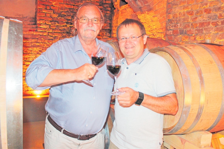 KoR Hannes Krois und Winzer Franz Pichler mit dem neuen „Nostradamus“ im Glas. Ein toller Rotwein, der bei Weinkennern voll punkten wird. 
