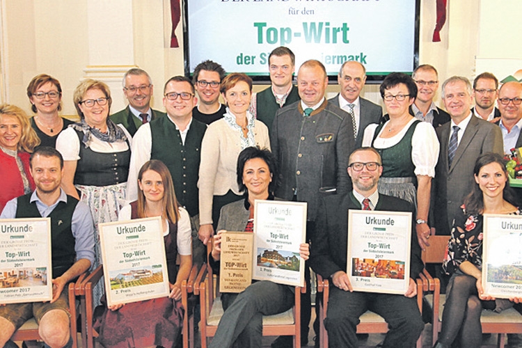 Die glücklichen Preisträger mit dem Initiator Kammerobmann ÖR Günther Rauch (m.) und Ehrengästen.