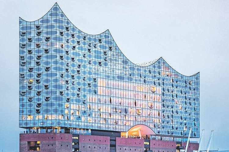 Hamburgs neues kulturelles Wahrzeichen beherbergt  neben drei Kon- zertsälen ein Hotel, 45 Wohnungen sowie die Plaza, einen frei zugänglichen Platz mit 360°-Panorama über die Stadt.