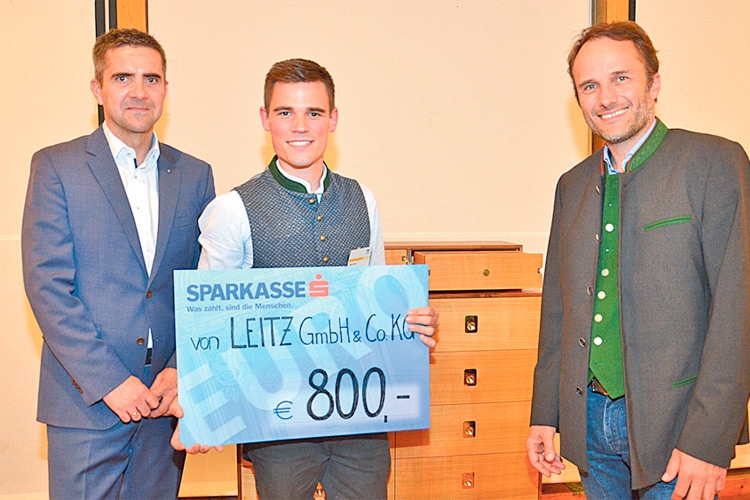 Der stolze Gewinner Lukas Faustmann mit den Leitz-Geschäftsführern.