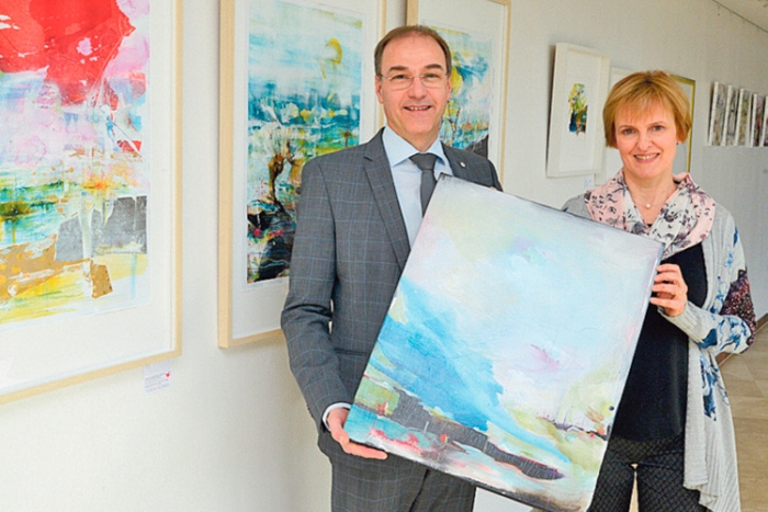 Christin Breuil Pala mit Dr. Leonhard Schneemann in der Galerie Kunstreich.