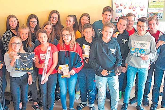 Die SchülerInnen der NMS Neuhaus am Klausenbach mit der Lehrlingsexpertin Mag. Winkler.