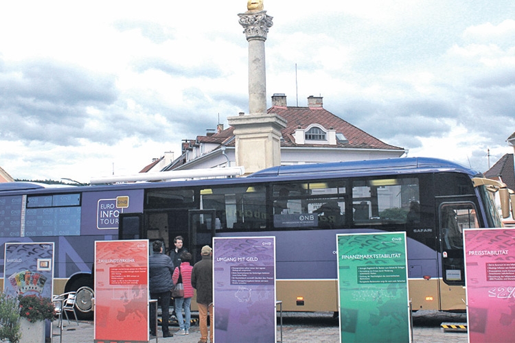 Der Euro-Bus war zu Gast am Hauptplatz in Pinkafeld.