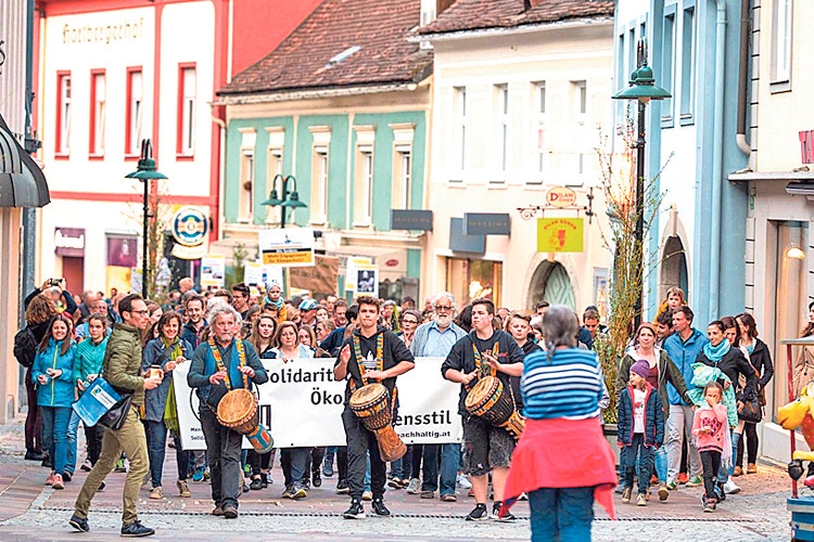 Mit Transparenten marschierten die über 450 Teilnehmer über die Fußgängerzone in die Hartberger Altstadt bis zum Kirchplatz.
