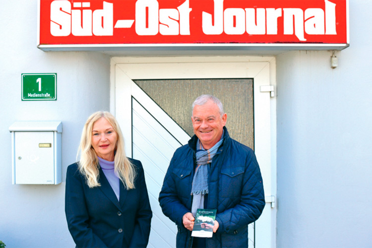 SOJ-GF Ulrike Krois mit dem glücklichen Gewinner Manfred Maier.