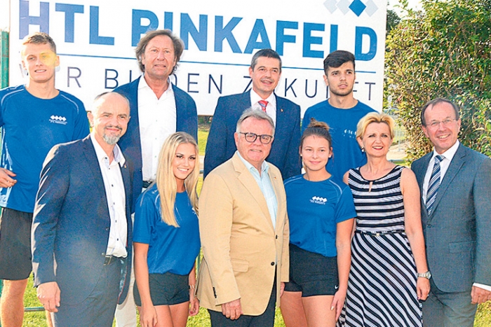 Dir. Wilfried Lercher mit den Ehrengästen und einigen HTL-Sportlern. 