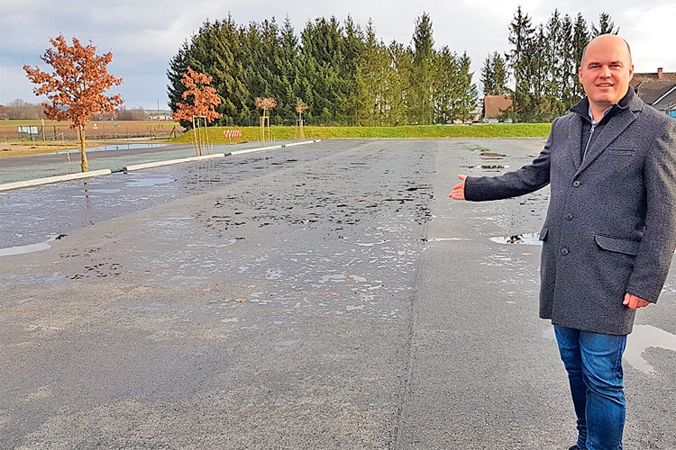 Bürgermeister Mario Trinkl beim Parkplatz des Naturbadesees. 