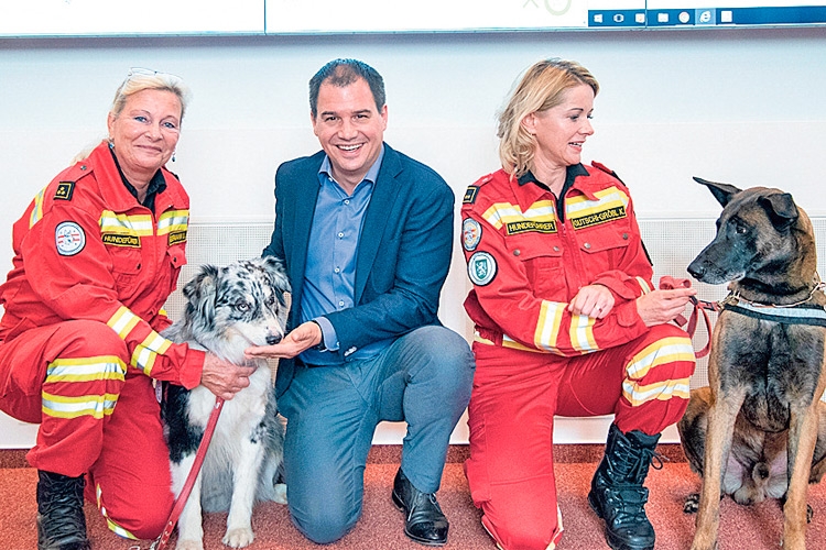 LH-Stv. Mag. Michael Schickhofer mit Hundeführerinnen der Österreichischen Rettungshundebrigade. 